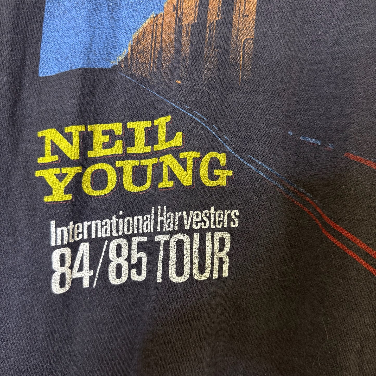 1985 NEIL YOUNG w/ The International Harvesters Concert Tour T-Shirt (B2504)