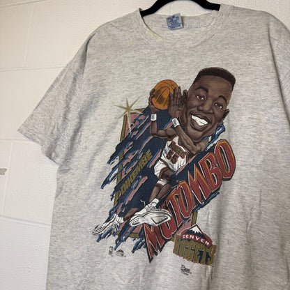 90s Denver Nuggets Mutumbo NBA Salem Caricature T-Shirt Sz L (B2810)