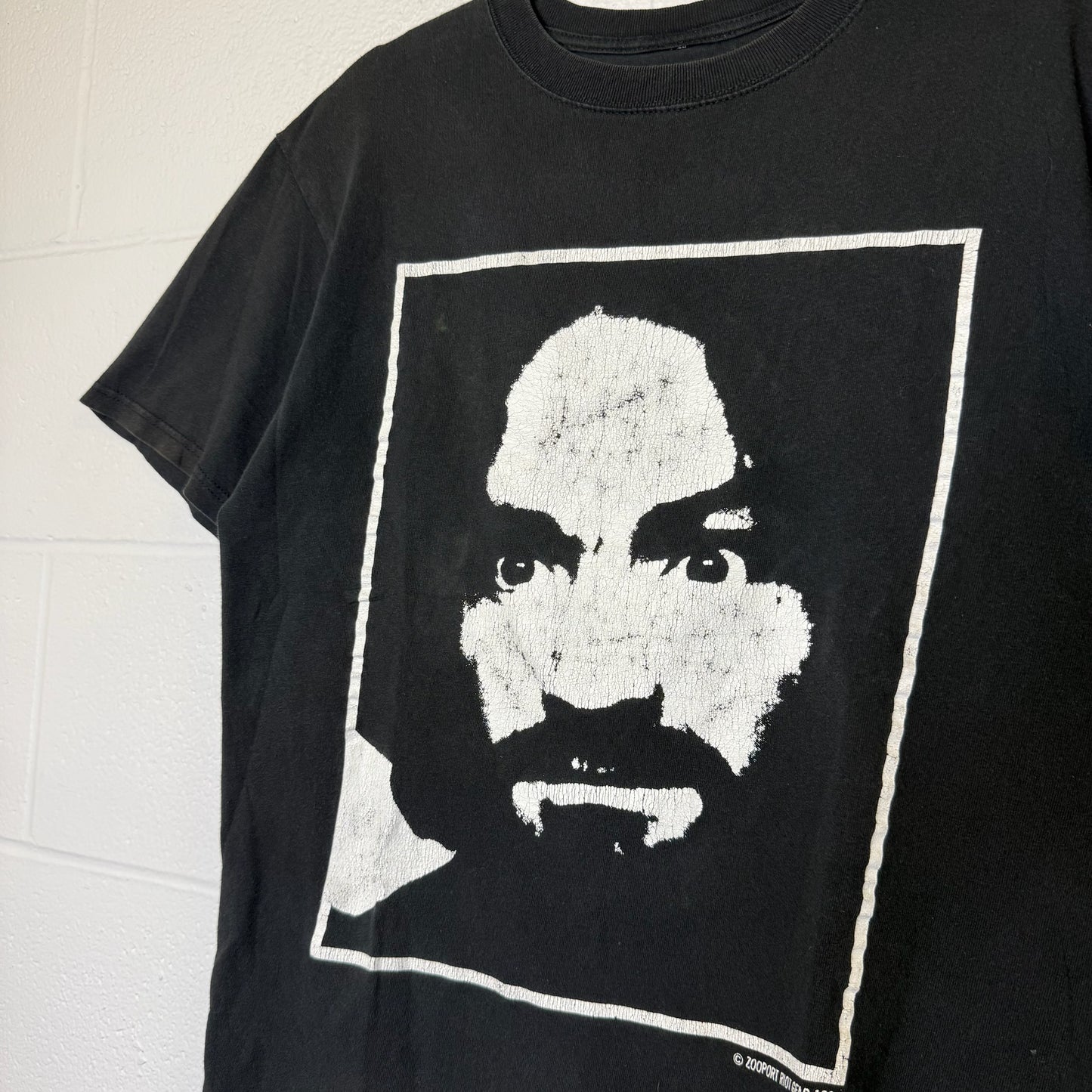 1991 Charlie Don't Surf Charles Manson T-Shirt Sz L (B2870)