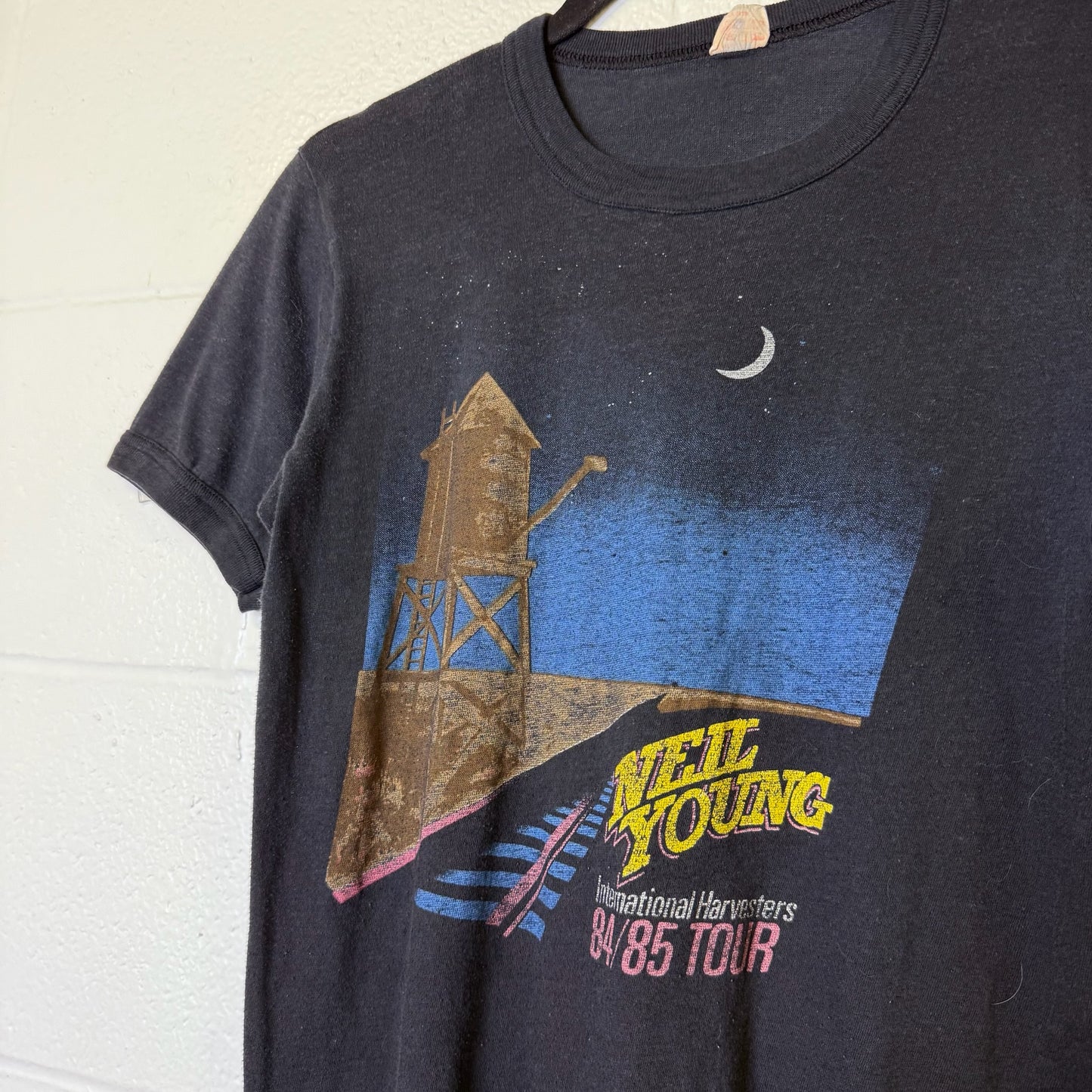 1985 NEIL YOUNG w/ The International Harvesters Concert Tour T-Shirt (B2504)