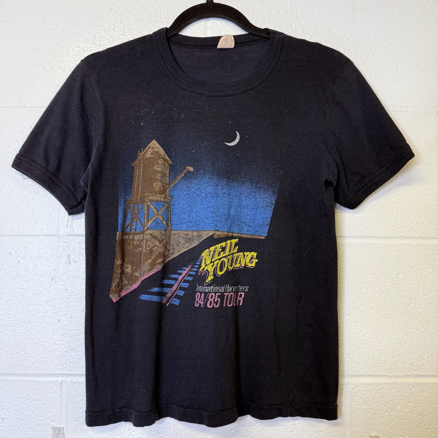 1985 NEIL YOUNG w/ The International Harvesters Concert Tour T-Shirt (B2504)