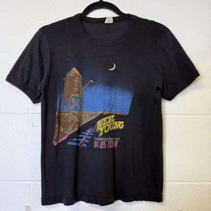 1985 NEIL YOUNG w/ The International Harvesters Concert Tour T-Shirt (B2504)