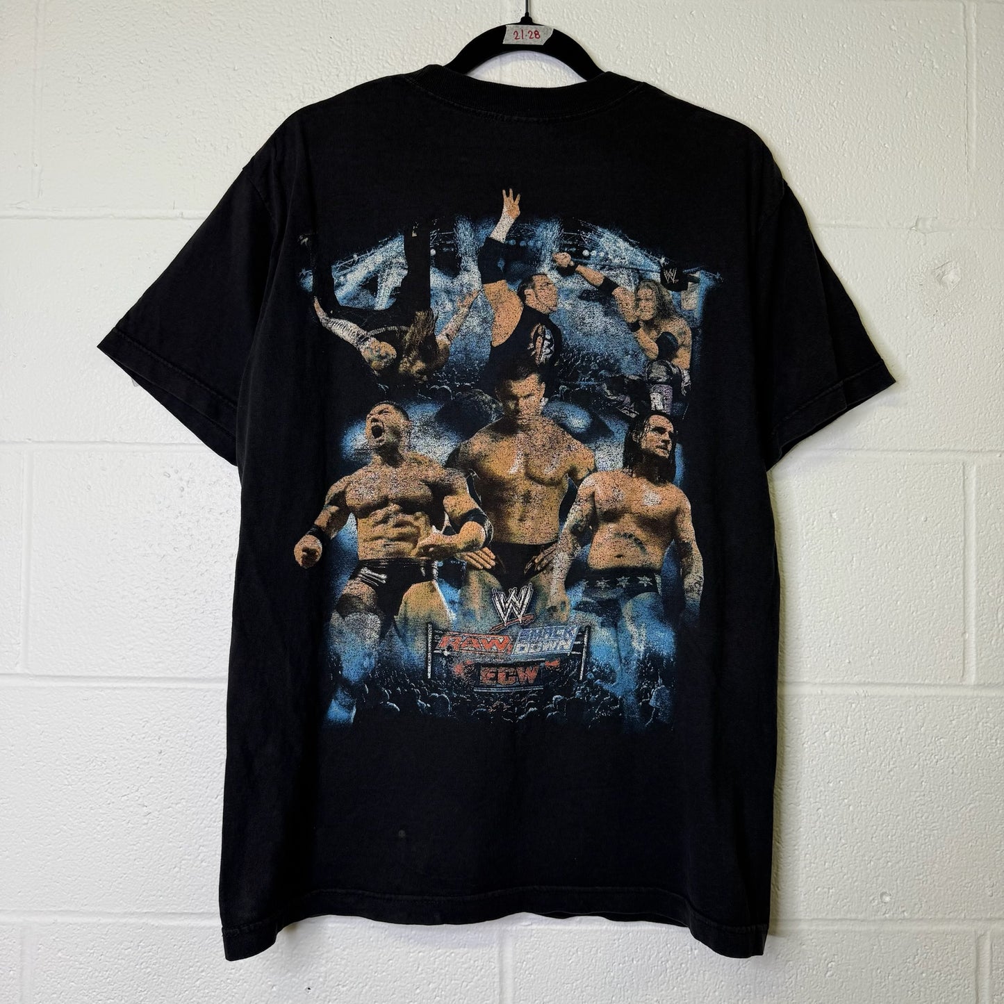 2000s WWE Raw vs Smackdown T-shirt Sz M (B1658)