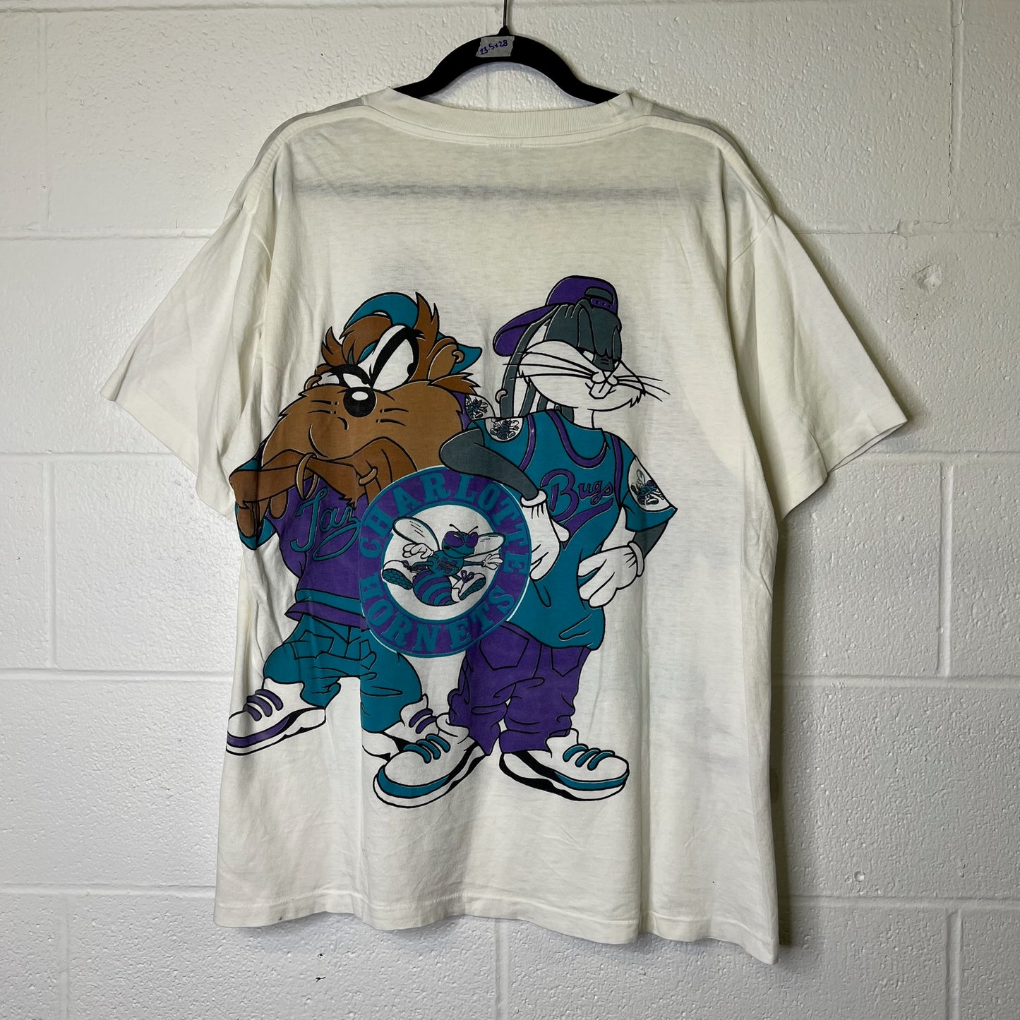 90s Taz & Bugs Bunny Charlotte Hornets NBA T-Shirt (B2438)
