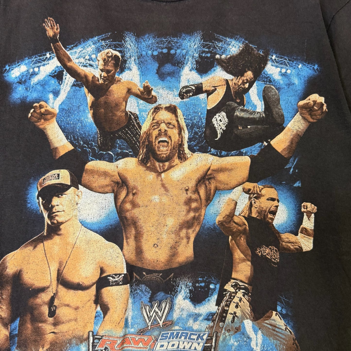 2000s WWE Raw vs Smackdown T-shirt Sz M (B1658)