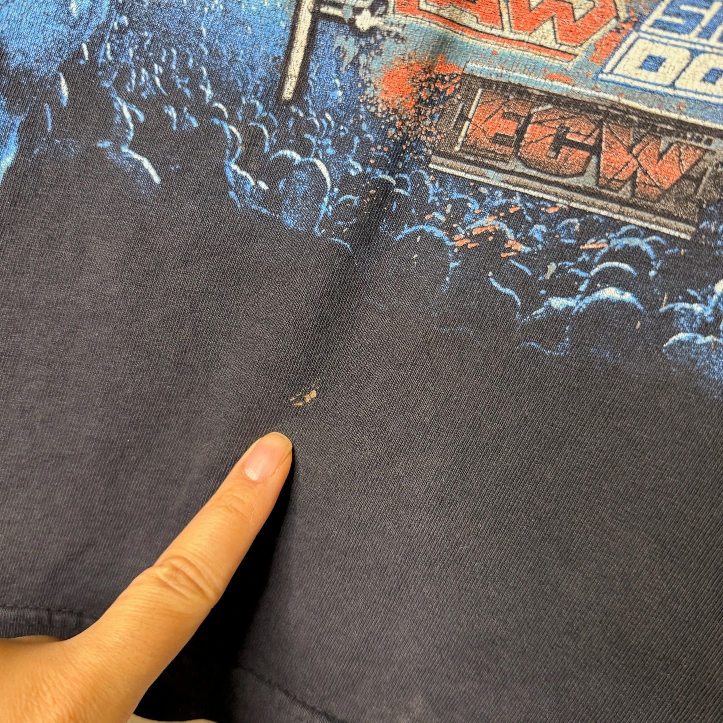 2000s WWE Raw vs Smackdown T-shirt Sz M (B1658)