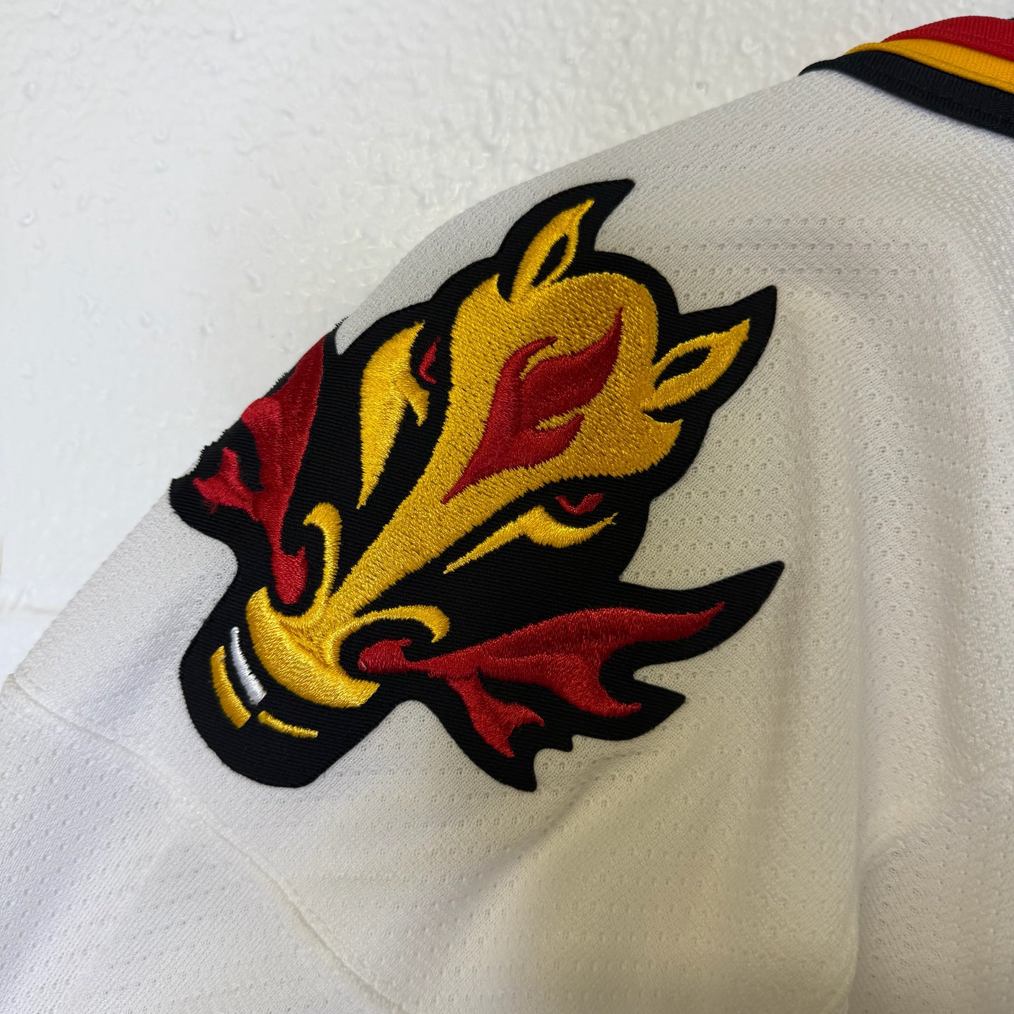 2000s Calgary Flames CCM Hockey NHL Jersey Sz L Deadstock (B1789